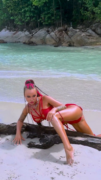 Quente Monika Fox Em Lingerie Vermelha Transparente Na Praia