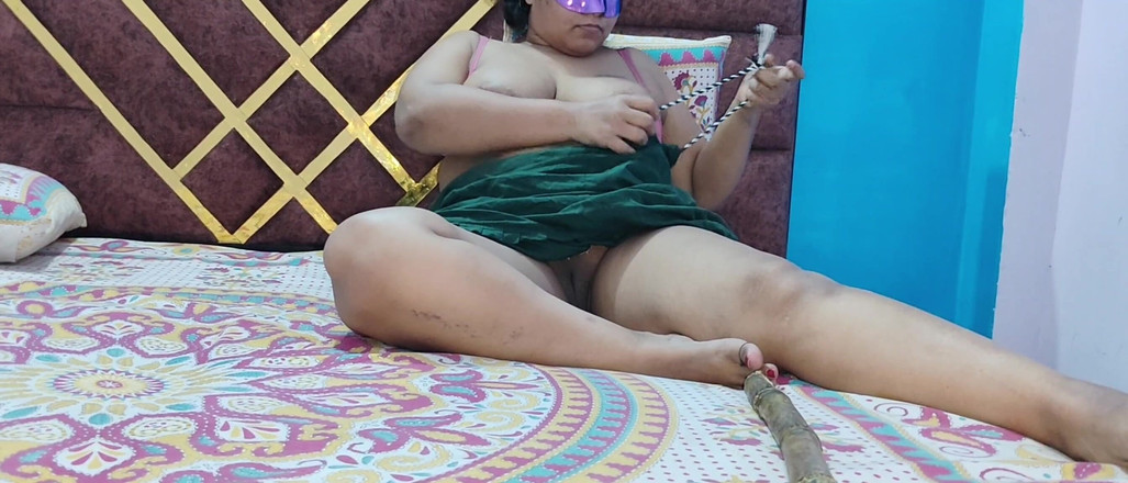 Xpriya sex: Играю с сахарным тростником в моей киске