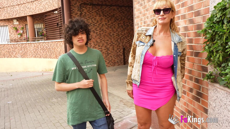 FAKings: Seorang lagi ibu tiri Sepanyol memenuhi fantasinya di Fakings: Victoria...