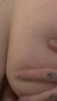 Getatoeëerde brunette Amber Nevada geneukt door een grote pik van Luke Hotrod