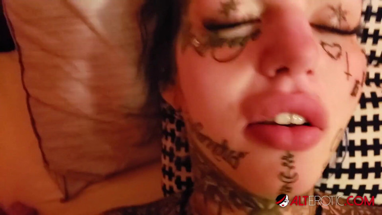 Alt Erotic: La belleza tatuada Amber Luke anhela una gran polla