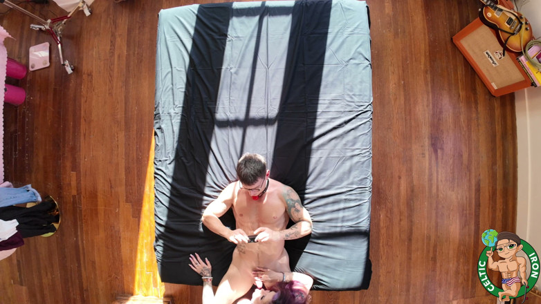 Celtic Iron: Amantes disfrutando de un atardecer sensual juntos