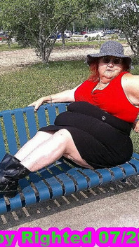 La sexy enfermera Vicki camina en el parque mostrándose y burlándose de usted
