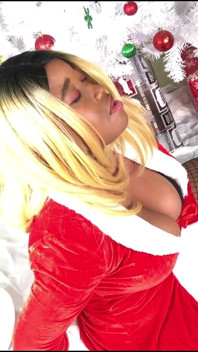 Nina Rivera gợi cảm chơi với âm hộ của cô ấy và bú cặc của don whoe dưới cây thông Noel