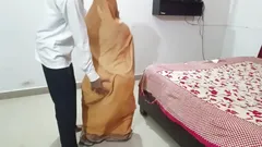 夫は妻に罰を与えている