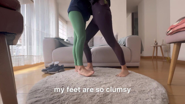 scarlettandc: 汗だくで大きな足で女性レスリング
