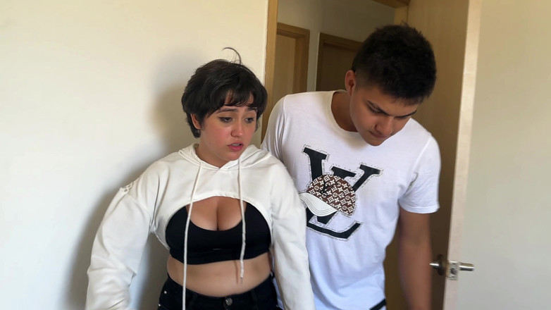 ManuelaAlvarez: 我要和我的继妹慢跑，以分散我们的注意力，说服她回家，因为我们一个人做爱