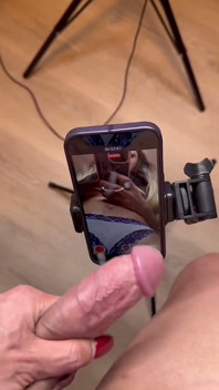 Venus Lux’s Messy Phone-cam Finish