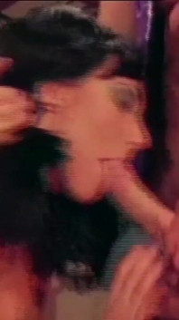 Sexy brunette wordt verbannen tijdens vintage neukpartij