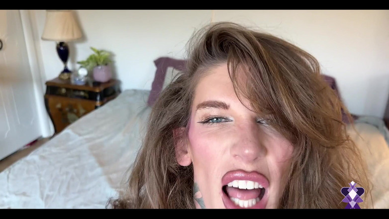 Gray Perrier: 在线条之间和我的腿之间