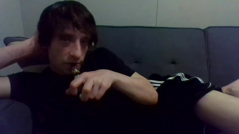 LilTaste: Pretty Feet and Nails, Vaping