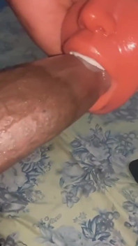 Grote zwarte lul sextoy testen.diep in de keel en klaarkomen