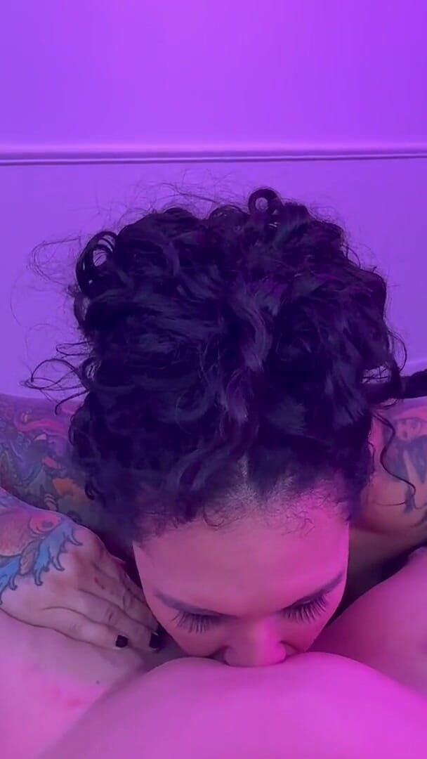 Bianca Bailee: Лесбиянка лижет мокрую текущую киску в видео от первого лица крупным планом