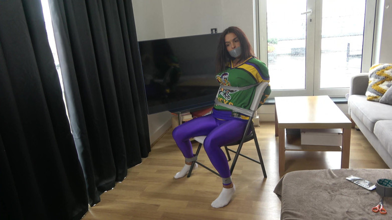 Latina Fetish: Latina w: Członek drużyny hokejowej zaklejony do krzesła i taśmy...