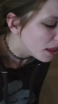 Comiendo leche amateur milf puta chupando grande polla de rodillas