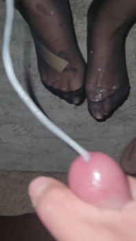 Ejaculare uriașă pe picioare după muie de la soția latino în timp ce poartă ciorapi și lenjerie sexy
