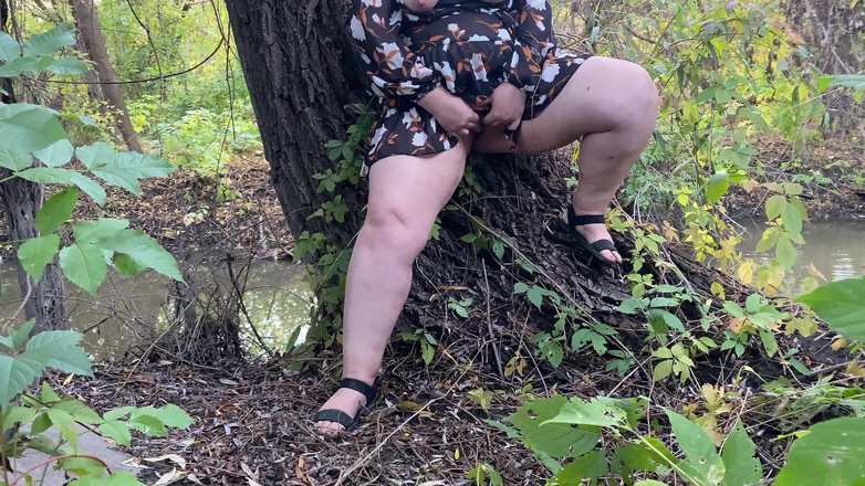 Elena: 穿着短裙的淫荡熟女在河岸上抚摸自己达到高潮