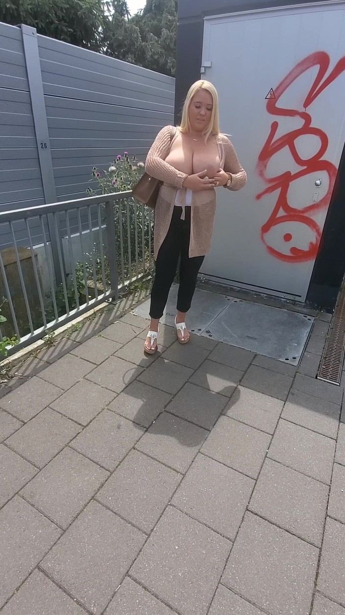 Annabelle Rogers: Khoe hàng ở Đức!