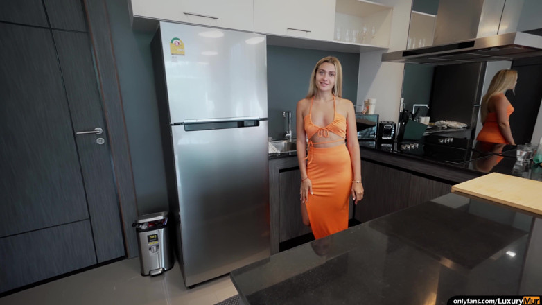 ReplayXXXLady: Seksuele genoegens met een jonge stiefmoeder in de keuken