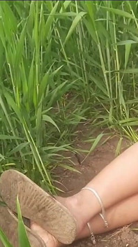 La cuñada desi del pueblo anhela sexo en el campo abierto al aire libre.