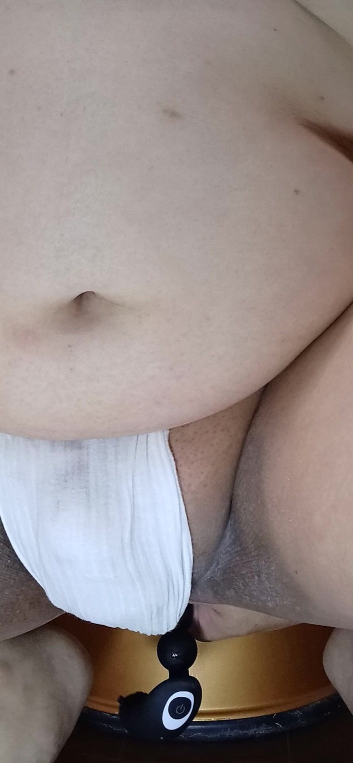 kei chan: 插入肛门振动器时化妆水玩耍