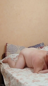 Masturbace chlupaté kundičky macechy s velkými prsy a zadkem