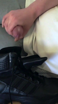 Éjaculation dans mes bottes Adidas Gsg 9