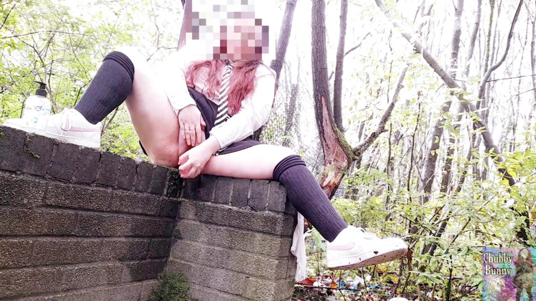 ChubbyBunny: Une fille de Skool saute les cours pour jouer dans...