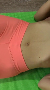 Sâni mari, sâni mari, sora vitregă mare vrea imediat să facă sex și cu un mare creampie