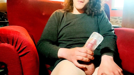 Sara B: Šukej hračku na mé pohovce