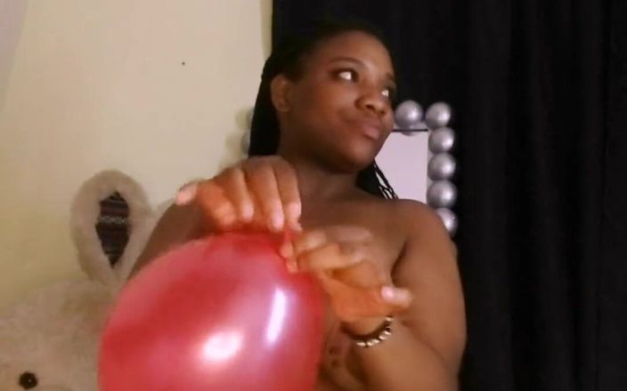 Kleo dance: Reventando globos con mi gran culo de ébano
