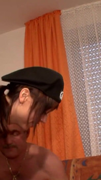 热辣的吉娜在情侣面前做爱时自慰