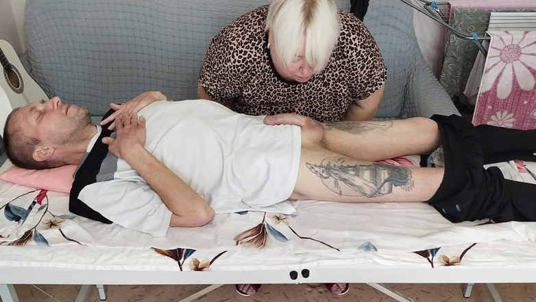 Zona901: ガールフレンドはマッサージテーブルで私のペニスをしゃぶったりけいれんしたりして精液を飲み込みます