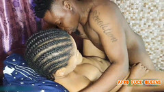 Afro Fuck Queens: बड़े स्तनों वाली हल्की त्वचा वाली बेब सोफे पर तोड़ी गई