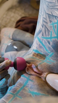 Une fille tatouée en roadtrip se fait sodomiser avec de gros jouets dans un Talbot Express vintage