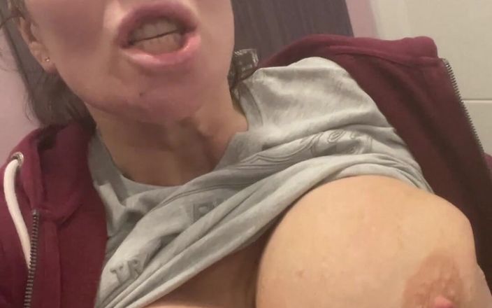 Sophie James: Riskantní veřejná masturbace na toaletě chcaní