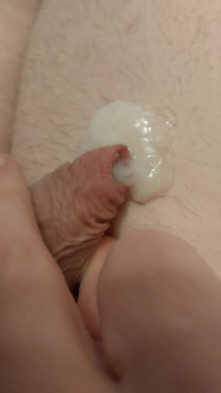 Cindy Belfast: Kelentit kecil memancut mani dalam seluar dalam merah jambu