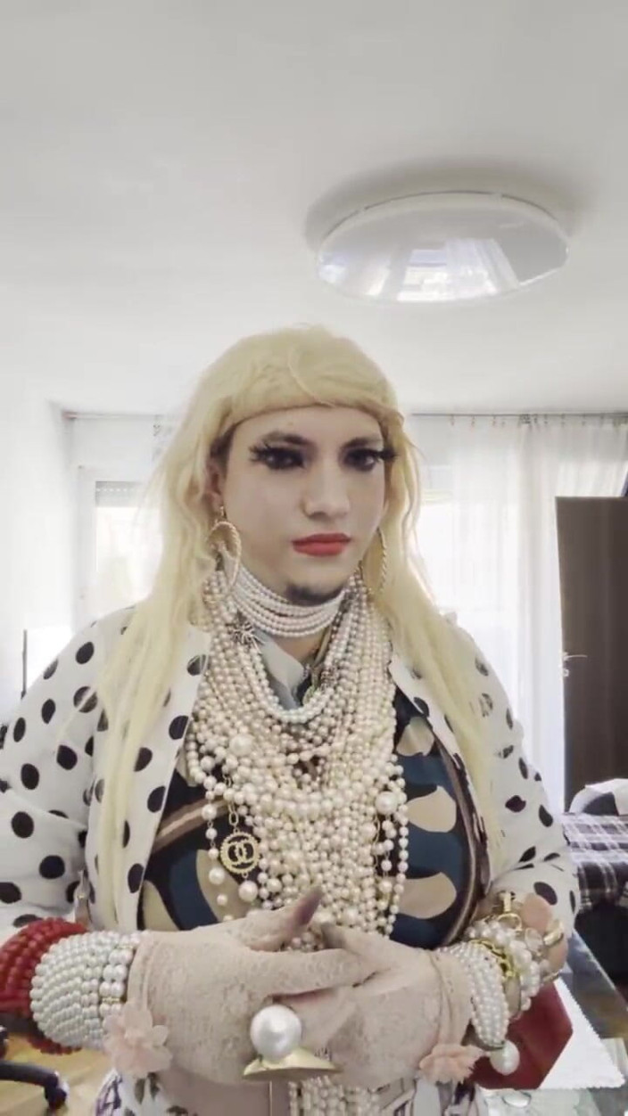 shipcrossdresserman: 사랑스러운 진주를 입고 집에서 몸을 보여주는 진주 바네사