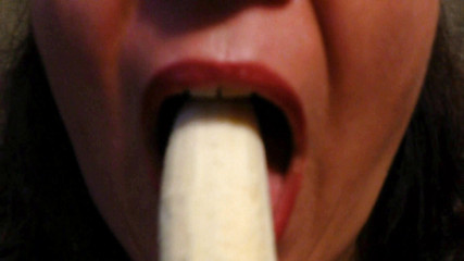 Lily Lipstixxx: Banán polyká, ne plive!