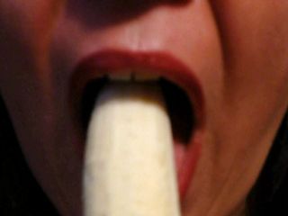 Lily Lipstixxx: Banane schluckt, spuckt nicht!