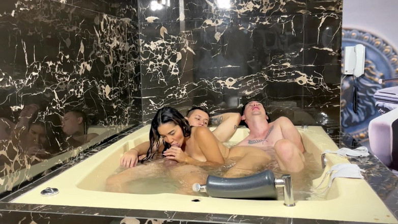Allison Sweet: 两根鸡巴在按摩浴缸里操我，直到他们射在我的乳房上 FMM 按摩浴缸中的三人行