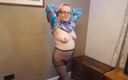 Horny vixen: Strippa i strumpbyxor och sexig silkeskjorta