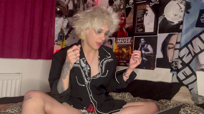 Glitterqueen1999: Cpr herz schrumpfendes krankenschwester-outfit, riesin