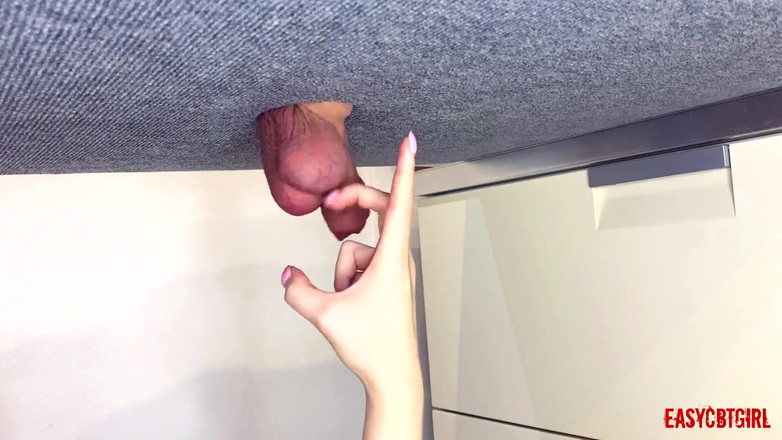 AnnyCandyPainboy: Herrin zeigt mit dem finger auf eier und knallt sie...