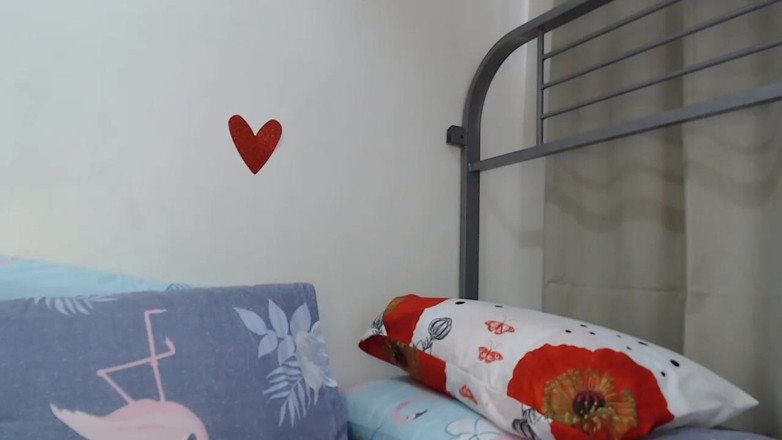Chinita Wife: Gorąca i dość azjatycka milf uwielbia pokazywać swoją mokrą cipkę...