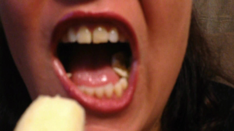 Lily Lipstixxx: La banana ingoia, non sputi!