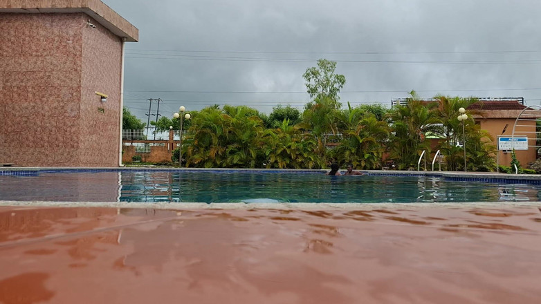 BMCs: Sperma galleggiante in piscina, sesso duro in acqua, doppio orgasmo