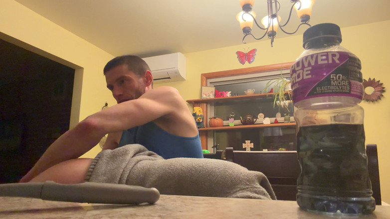 Alpha stud 4 u: Membungkuk emo gadis di dapur. Cewek sange ini dientot habis-habisan...