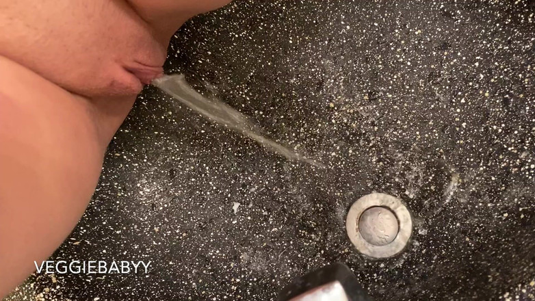 Veggiebabyy: Đi tiểu trong bồn rửa của tôi trong một ngày