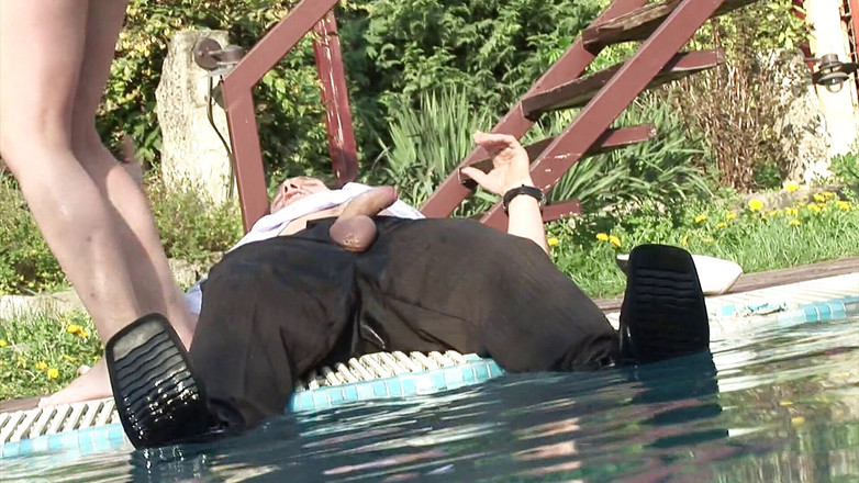 Pee porn: Kencing luar dengan dua nenek